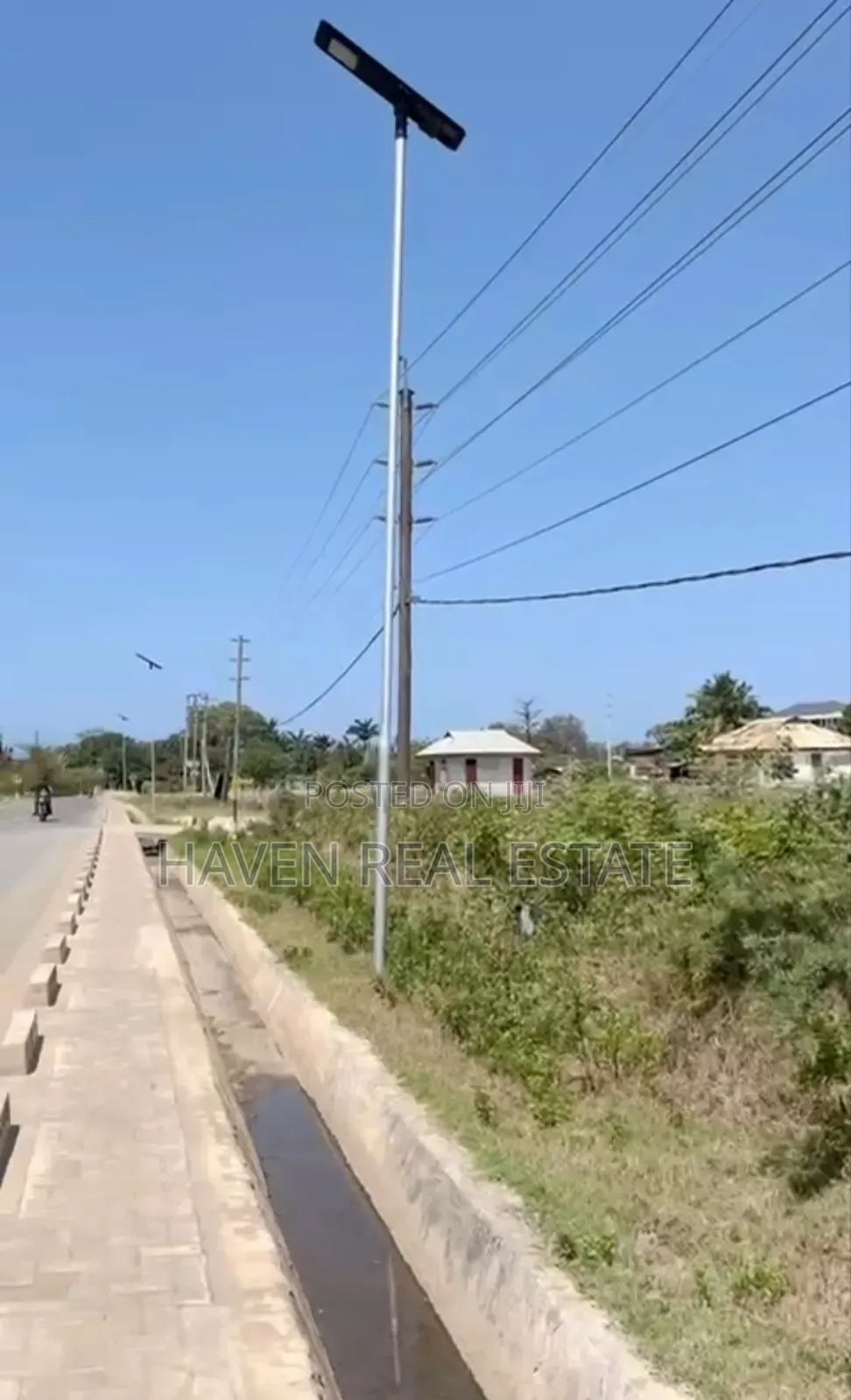 Kiwanja Kinauzwa Bahari Beach