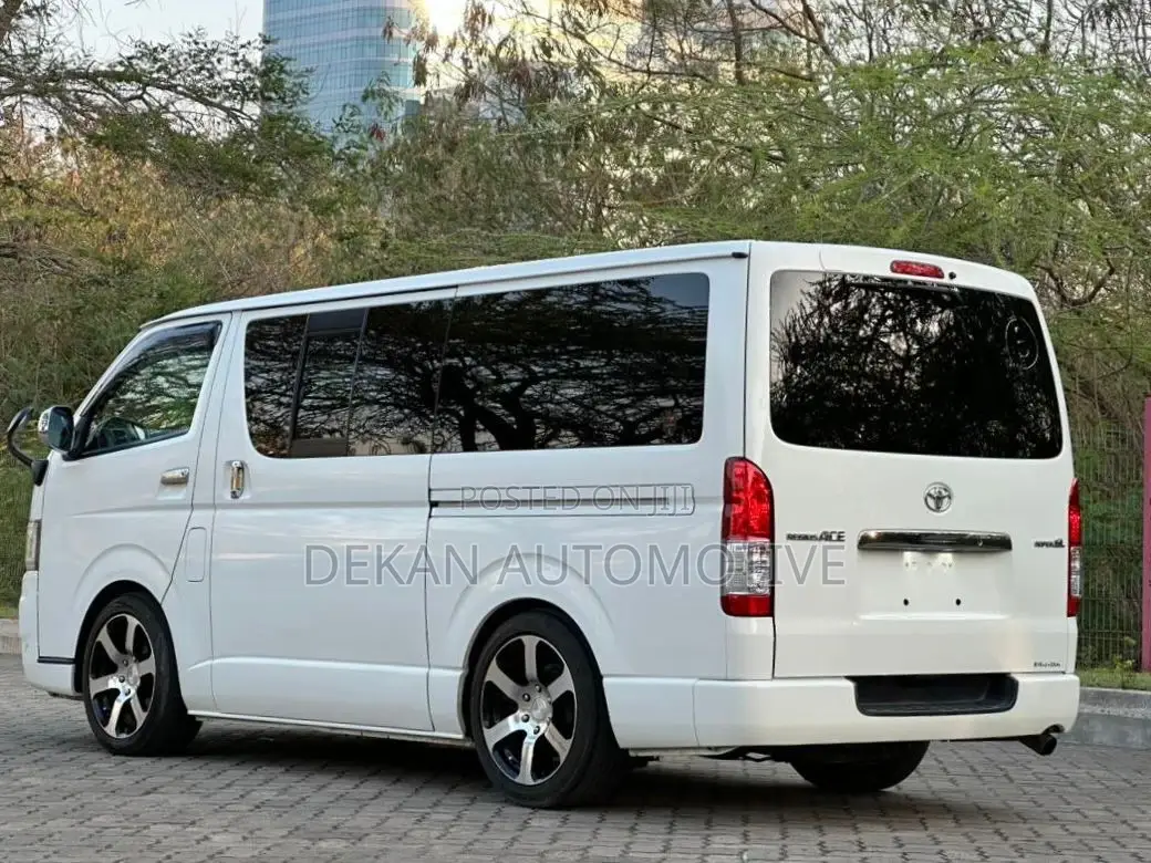 Toyota Quantum 2009 White