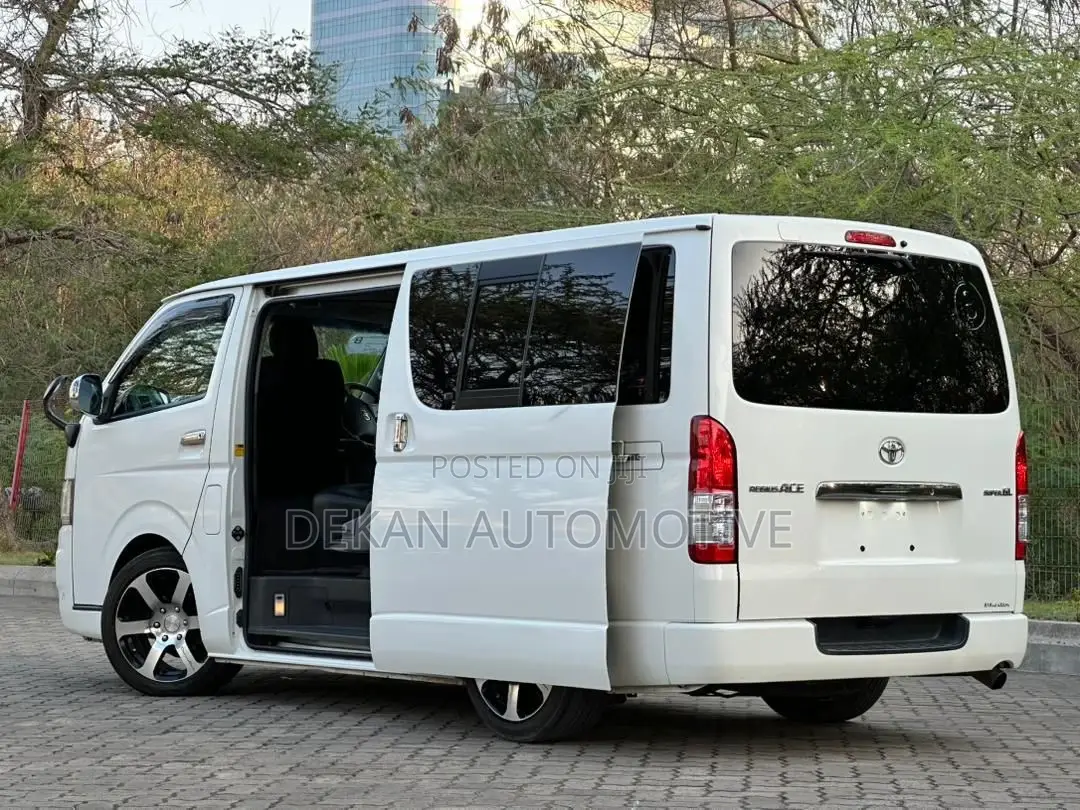 Toyota Quantum 2009 White