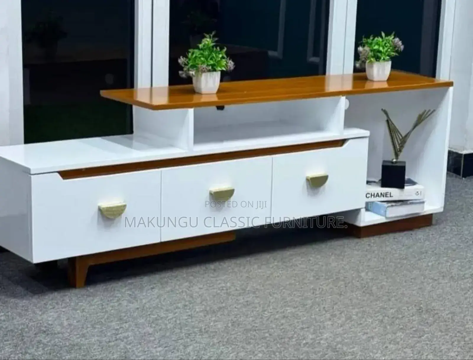 Tv Showcase Yenye Futi Tano Rangi Ni Full White