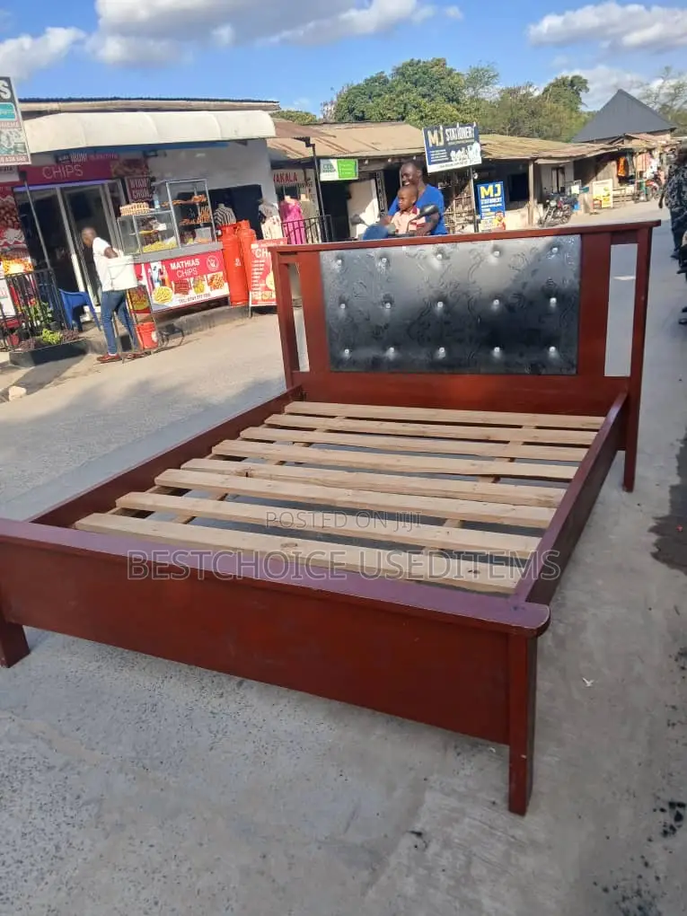 5/6 Kitanda Used Mbao Na Sofa Bei Ni 