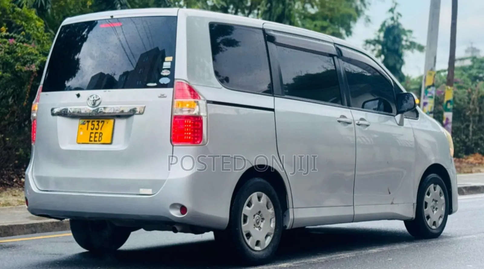 Toyota Noah 2010 Silver