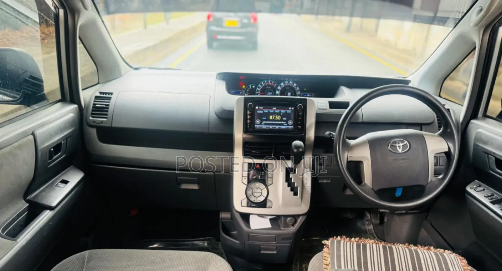 Toyota Noah 2010 Silver
