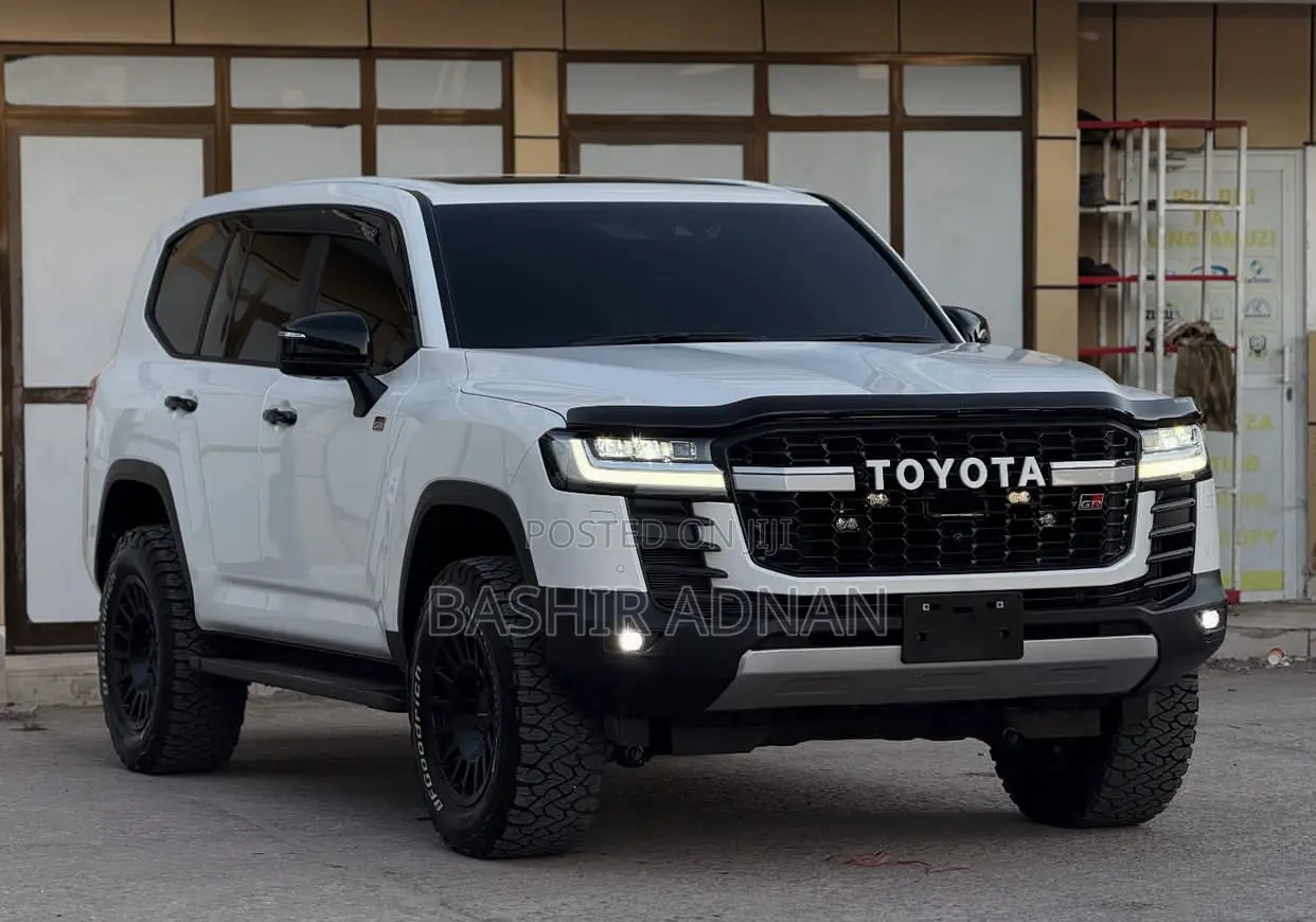 Toyota Land Cruiser LC300 2023 White
