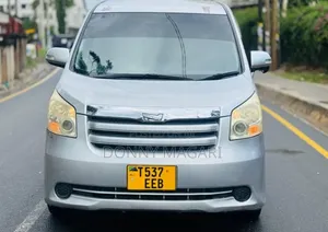 Toyota Noah 2010 Silver