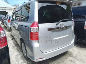 Toyota Noah 2.0 143hp AWD (7 Seater) 2008 Silver
