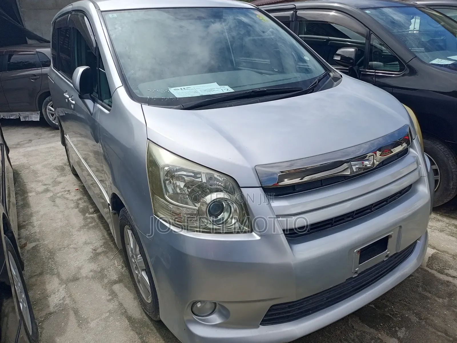 Toyota Noah 2.0 143hp AWD (7 Seater) 2008 Silver