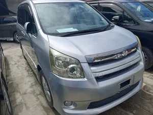 Toyota Noah 2.0 143hp AWD (7 Seater) 2008 Silver