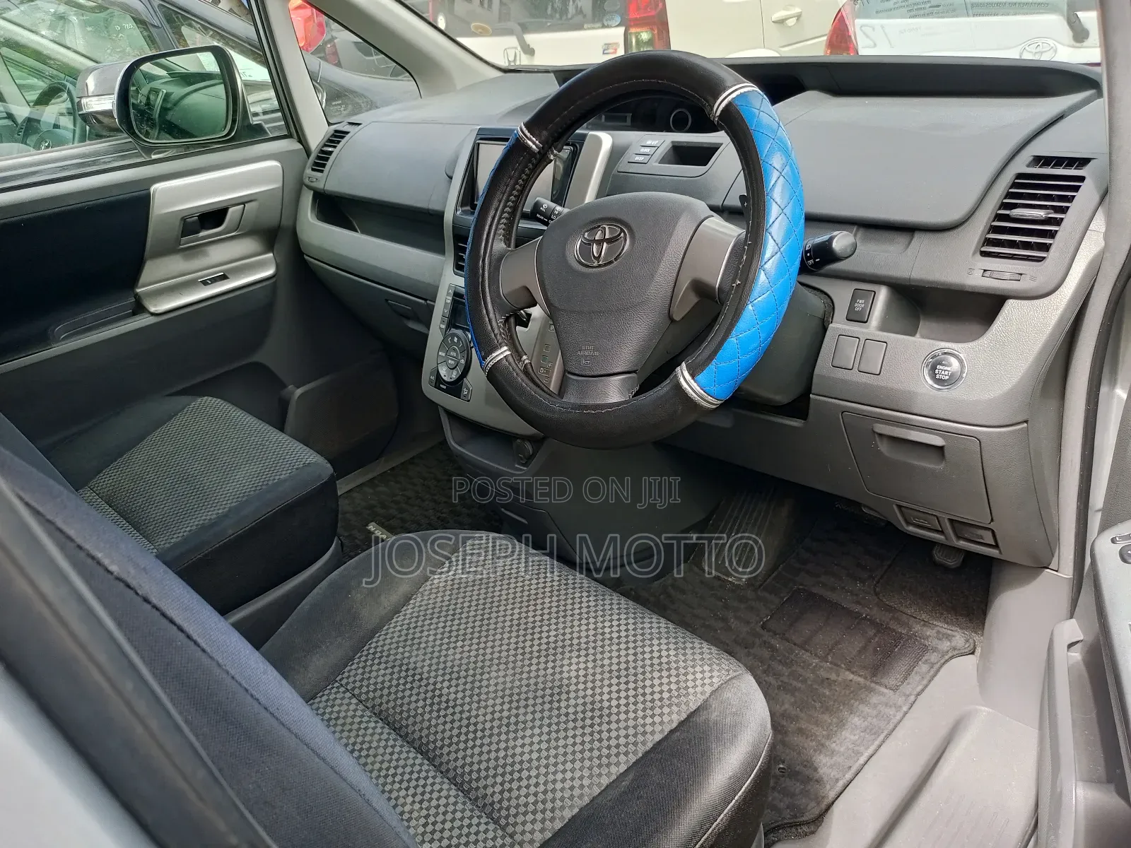 Toyota Noah 2.0 143hp AWD (7 Seater) 2008 Silver