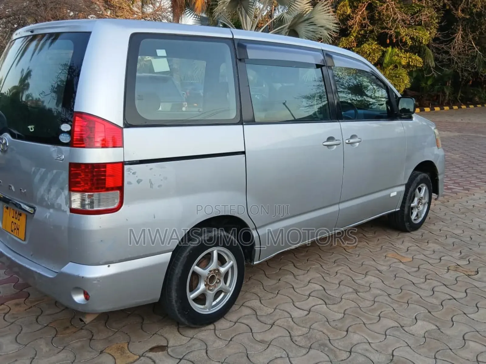 Toyota Noah 2005 Silver