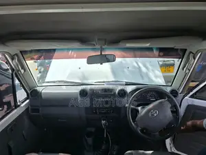 Toyota Land Cruiser 2010 White