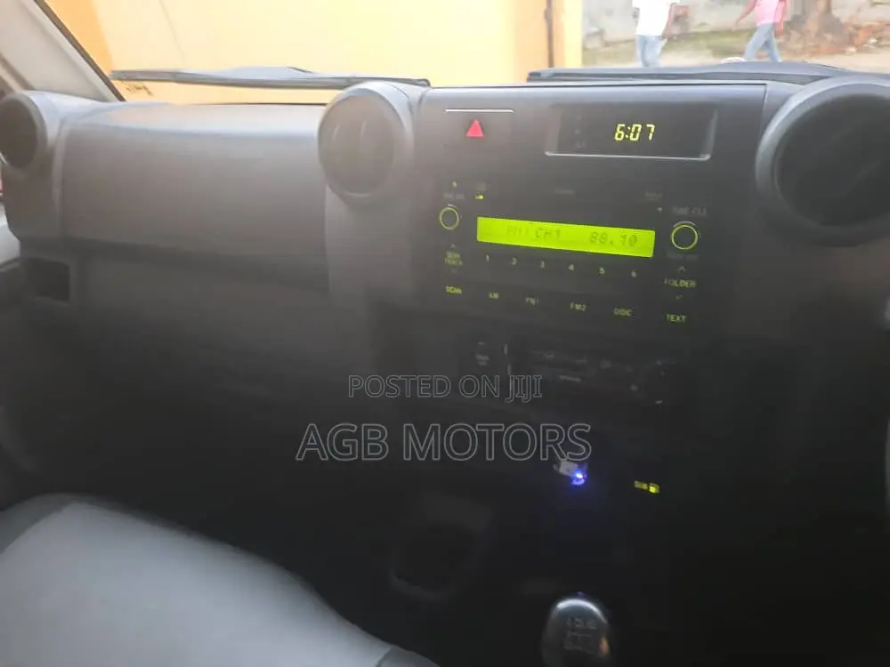 Toyota Land Cruiser 2010 White