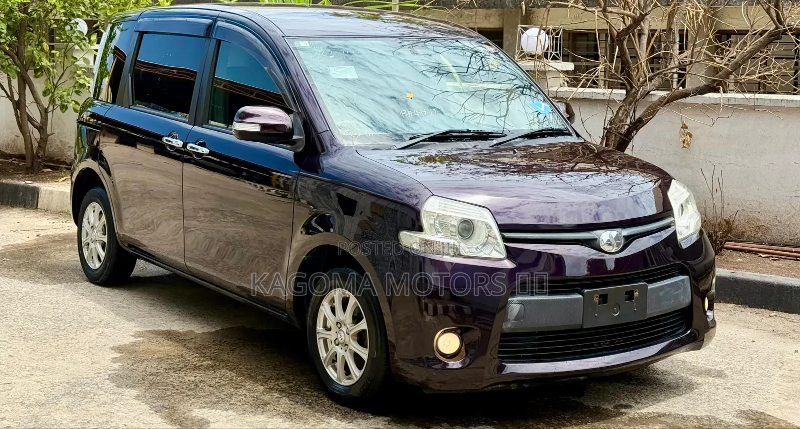 Toyota Sienta 2012 Maroon