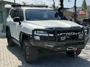 Toyota Land Cruiser LC300 2024 White