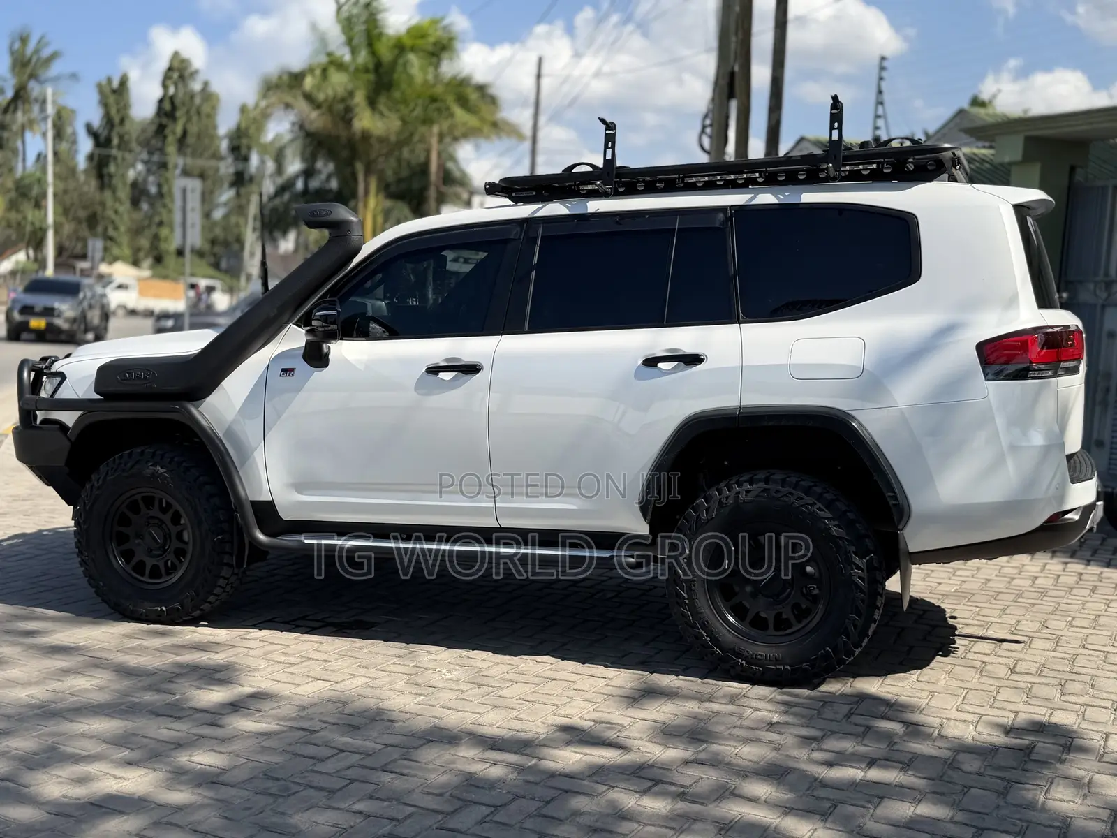 Toyota Land Cruiser LC300 2024 White