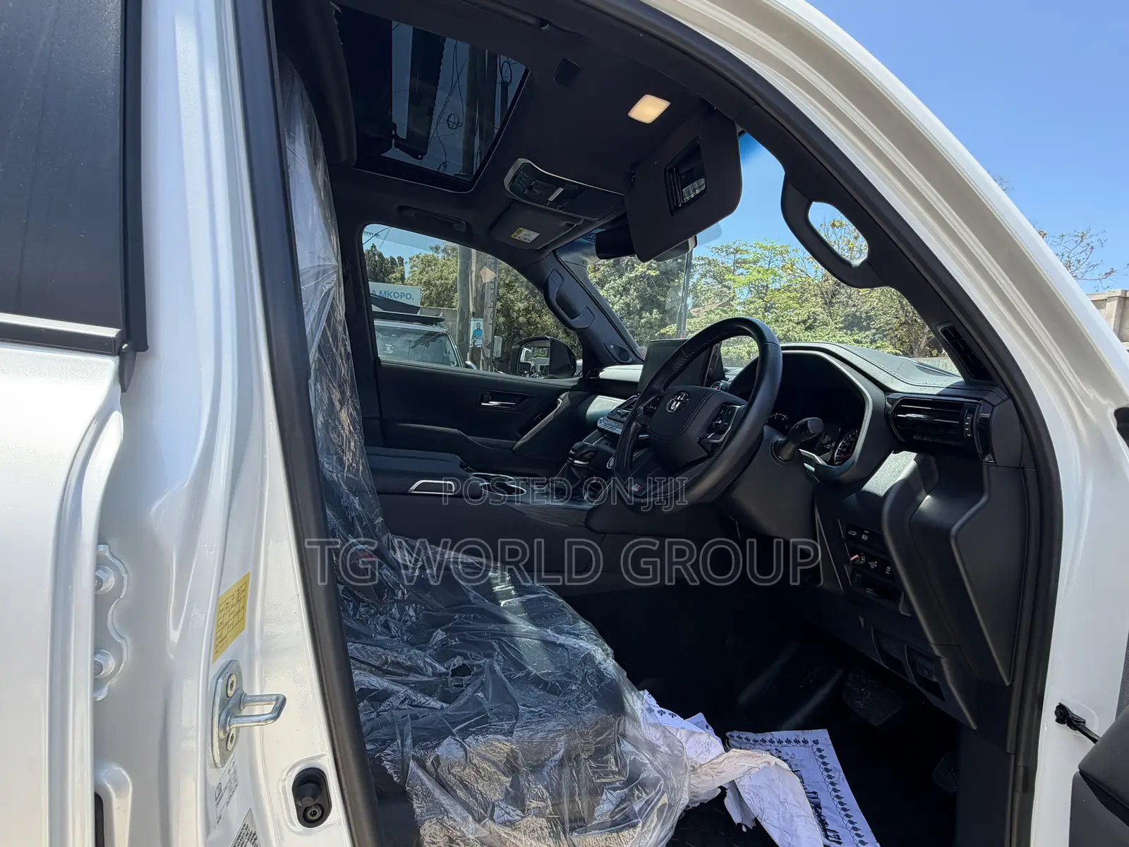 Toyota Land Cruiser LC300 2024 White