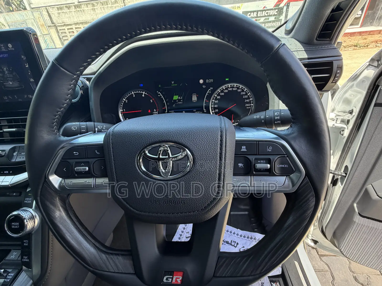 Toyota Land Cruiser LC300 2024 White