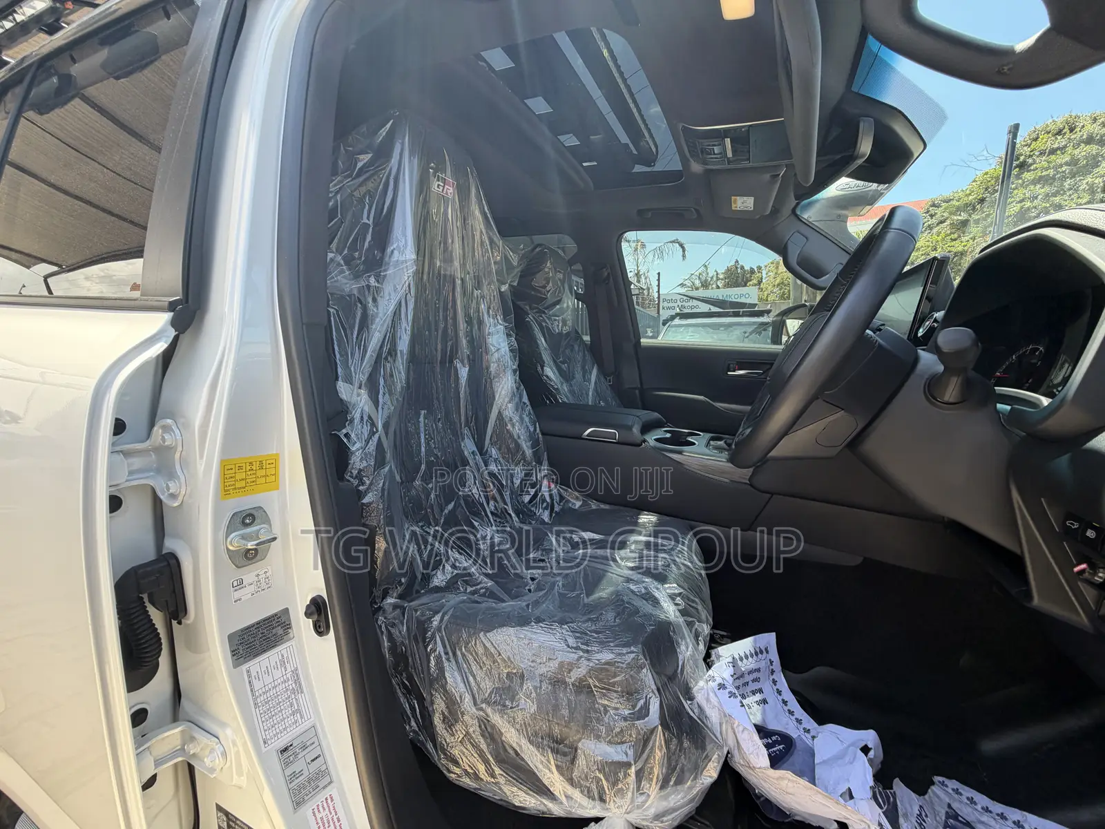 Toyota Land Cruiser LC300 2024 White