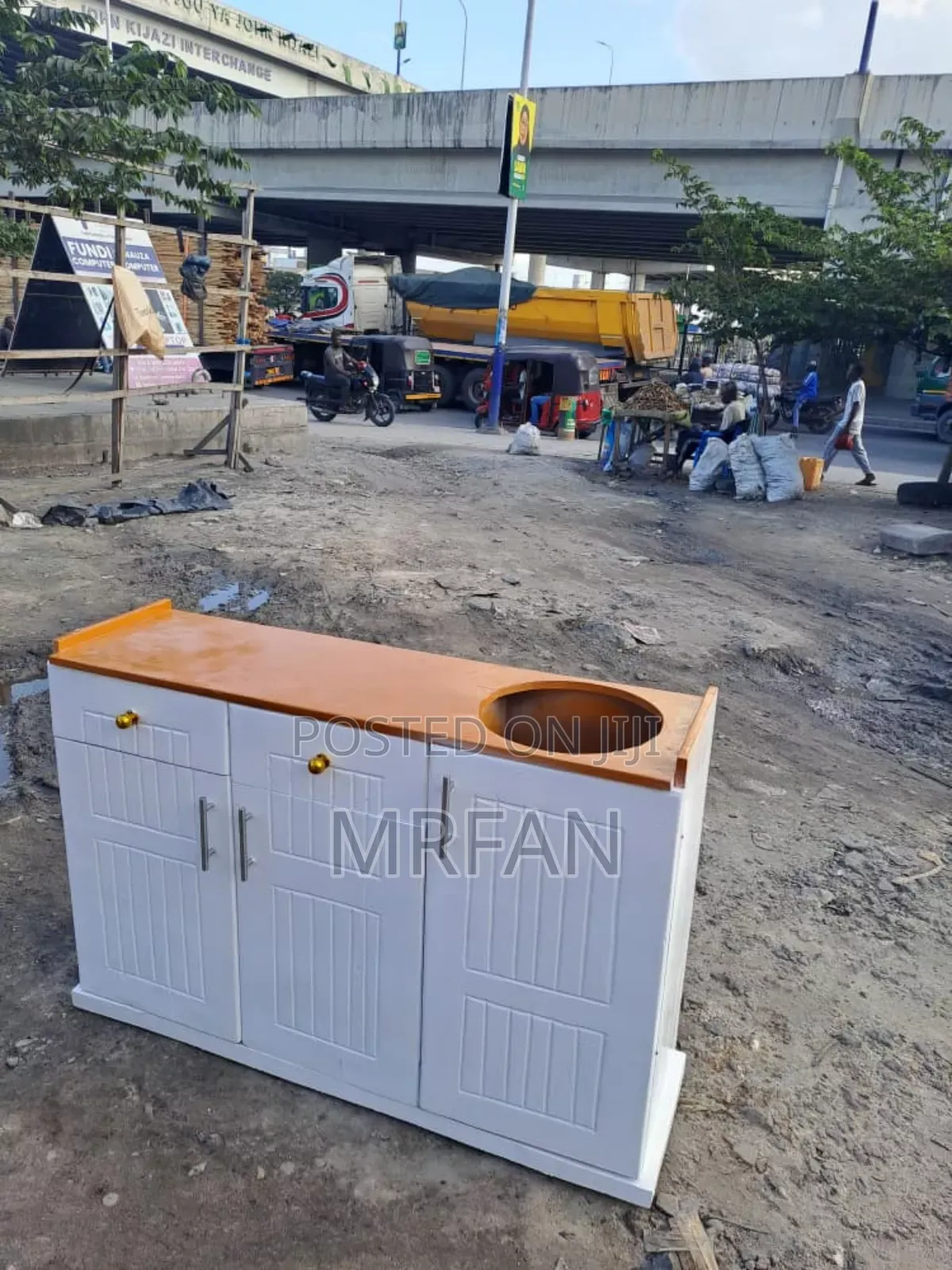 Kitchen Cabinet Milango Mitatu