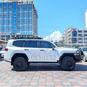 Toyota Land Cruiser LC300 2024 White