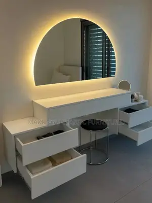 Consolate Table With Mirror Feature Idea