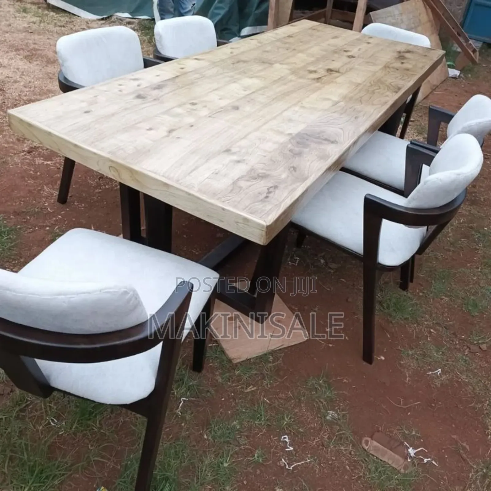 Meza Kubwa Ya Kula