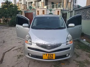 Toyota Ractis 1.3 FWD 2010 Silver