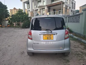 Toyota Ractis 1.3 FWD 2010 Silver