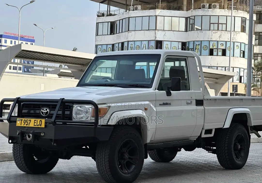 Toyota Land Cruiser 2007 White