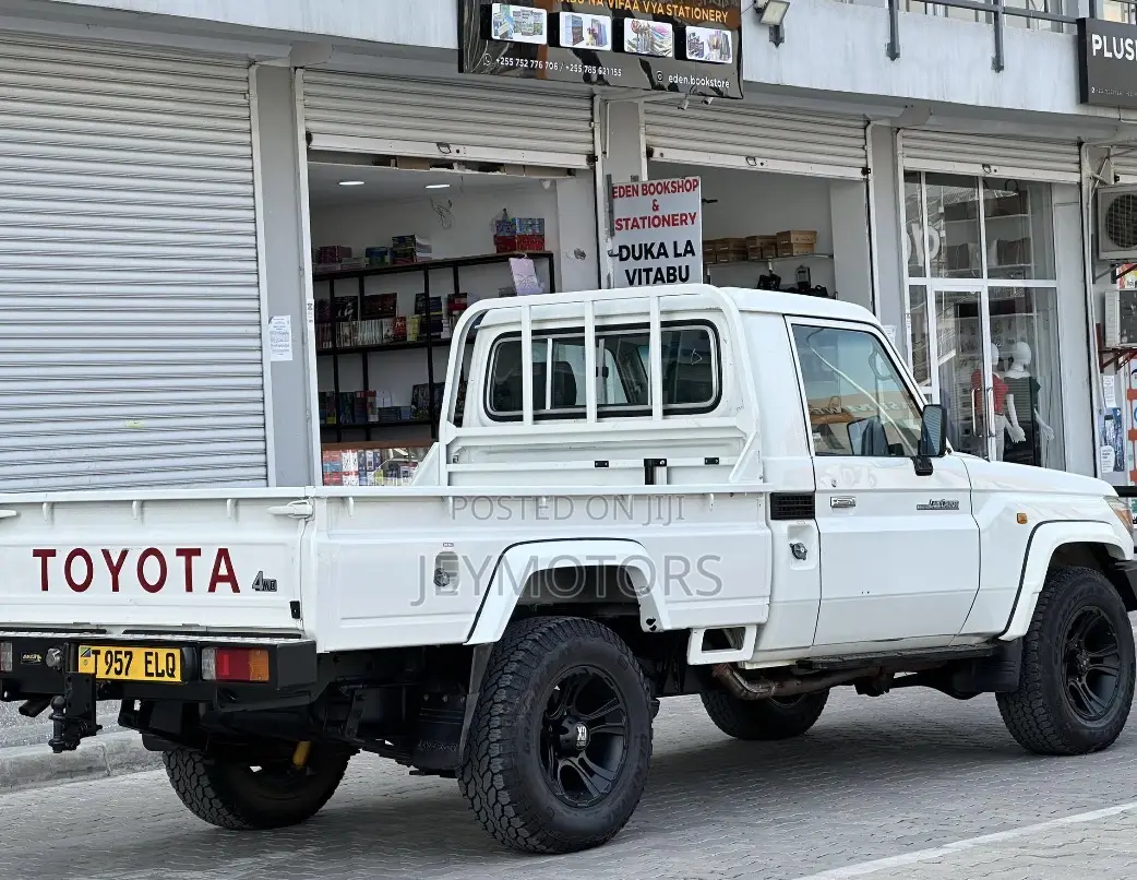 Toyota Land Cruiser 2007 White