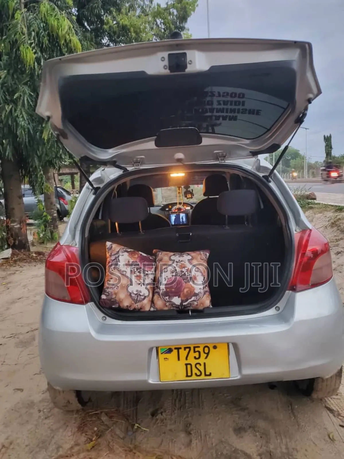 Toyota Vitz 2005 Silver