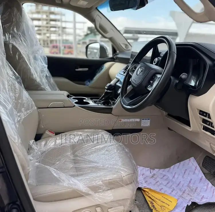 Toyota Land Cruiser LC300 2023 Blue