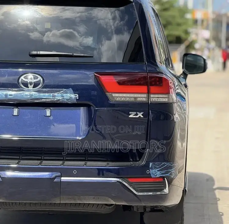 Toyota Land Cruiser LC300 2023 Blue