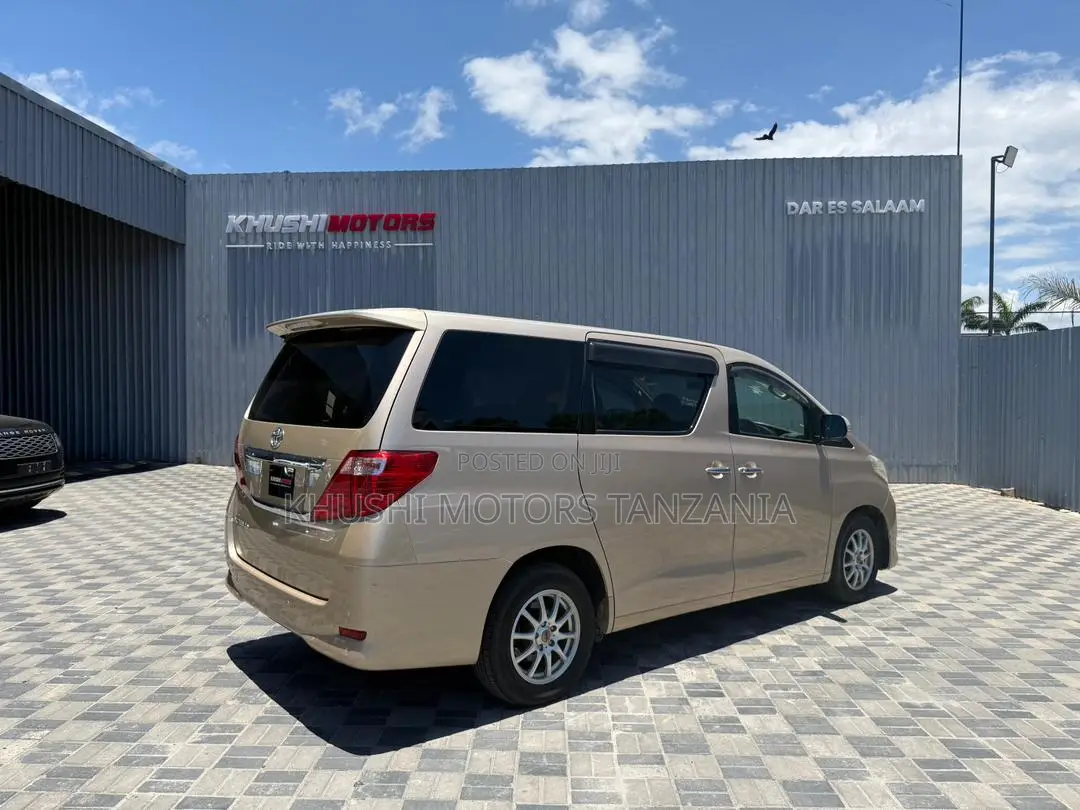 Toyota Alphard 2010 Gold