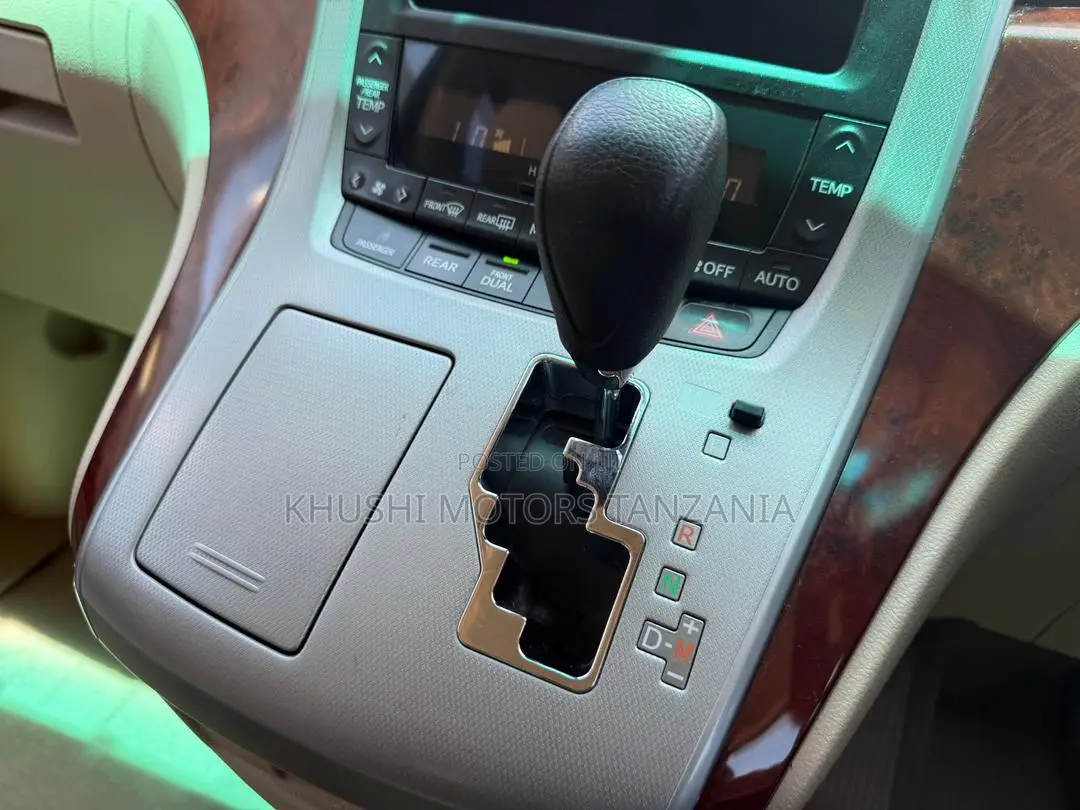 Toyota Alphard 2010 Gold