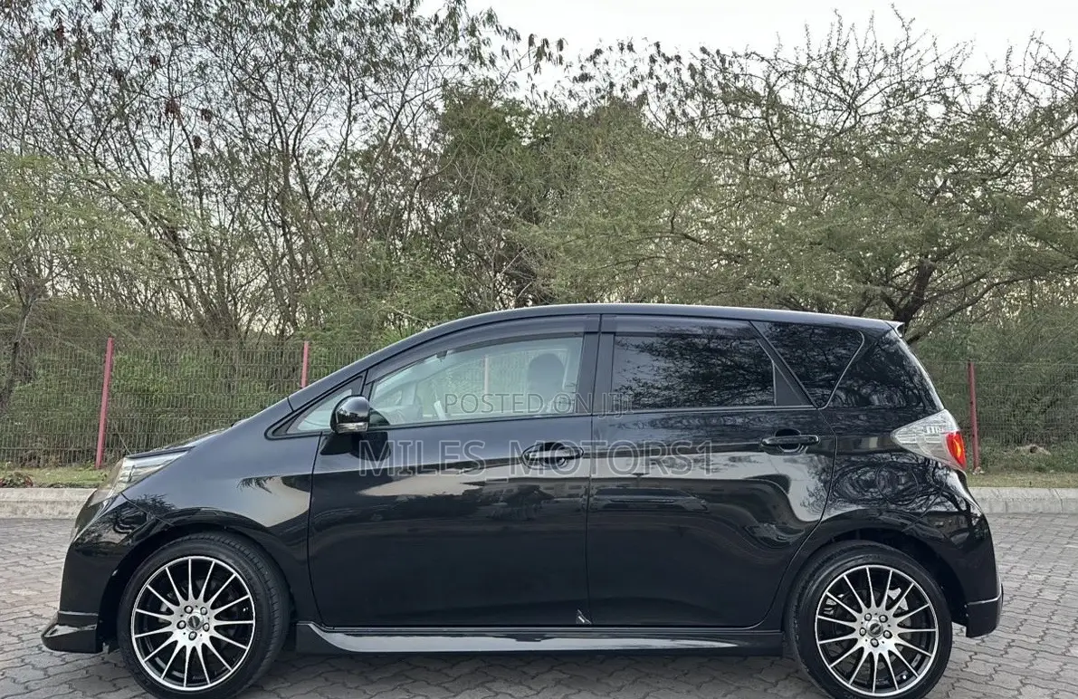Toyota Ractis 2010 Black