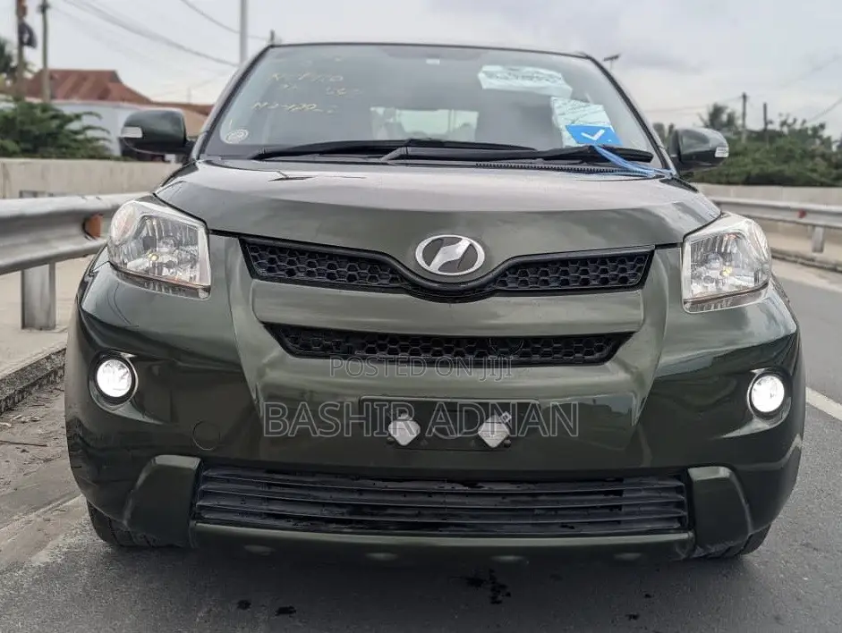 Toyota IST 2011 Green