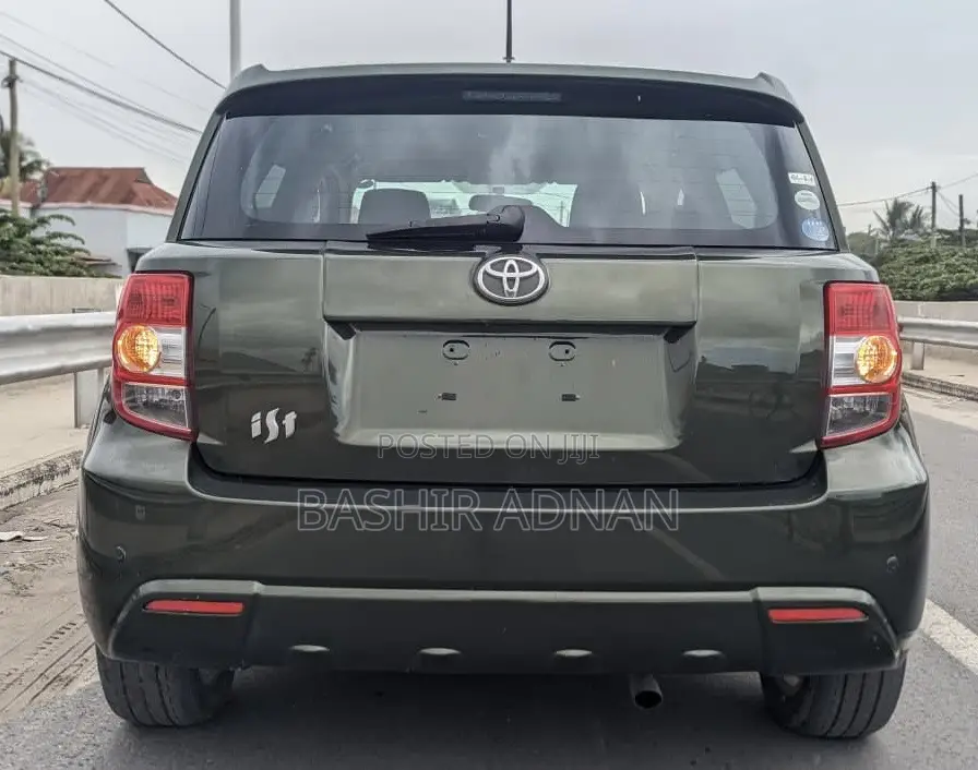 Toyota IST 2011 Green