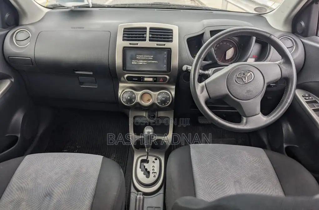 Toyota IST 2011 Green