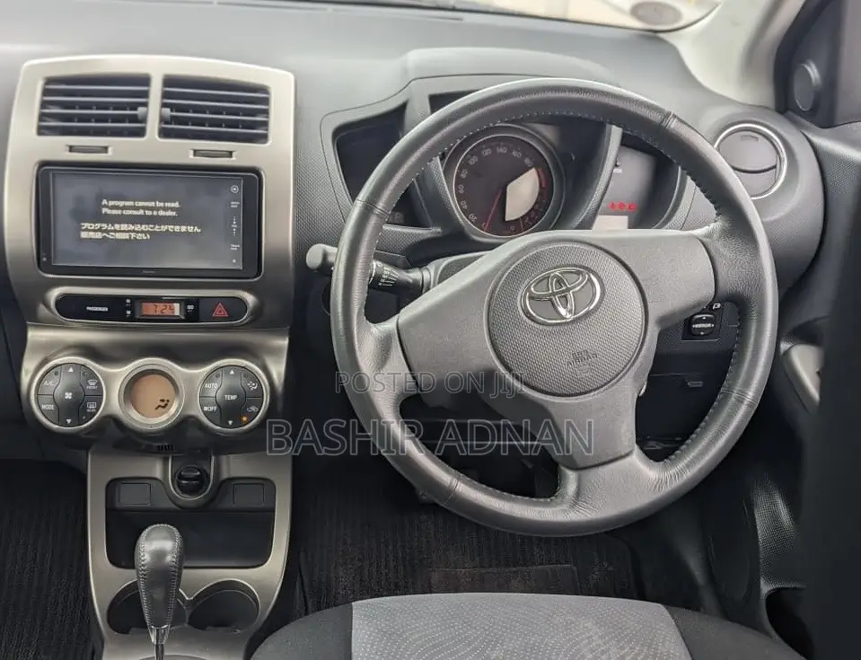 Toyota IST 2011 Green