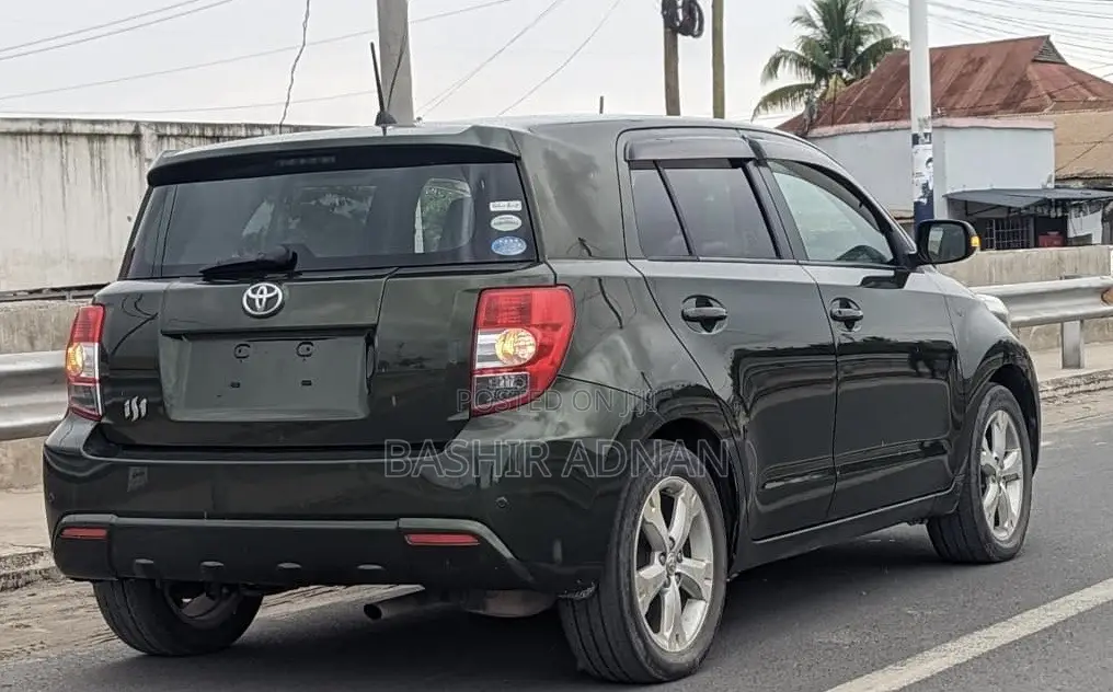 Toyota IST 2011 Green