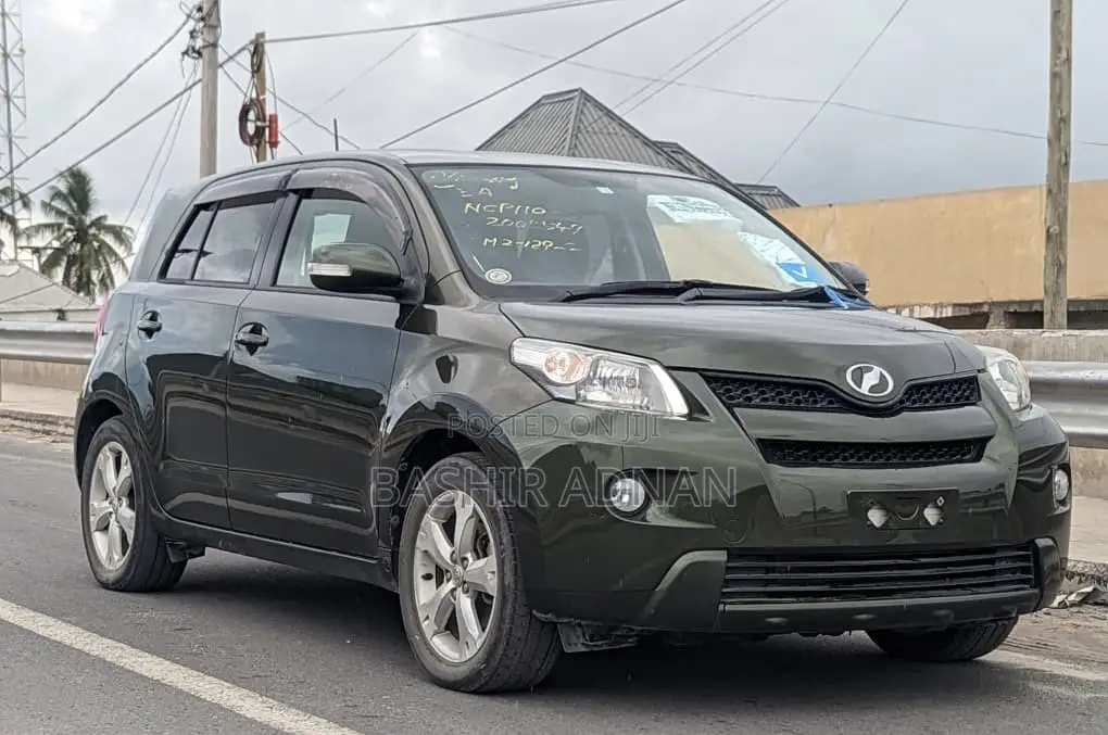 Toyota IST 2011 Green