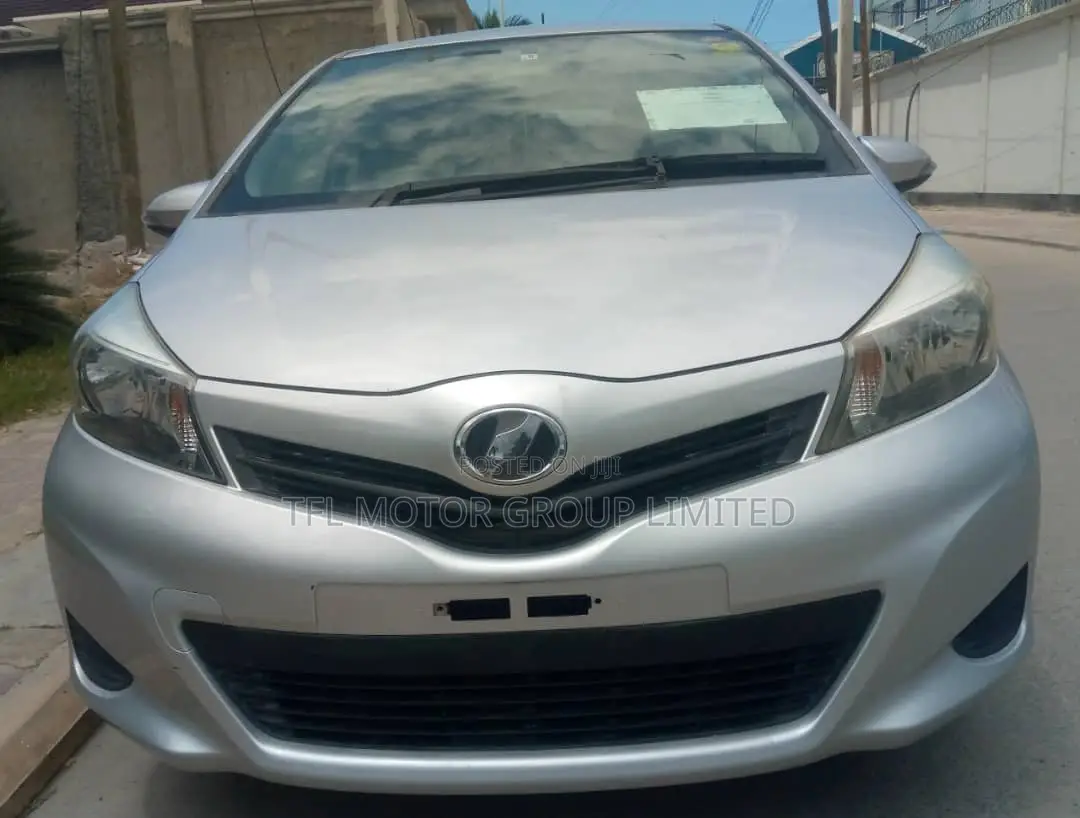 Toyota Vitz 2011 Silver
