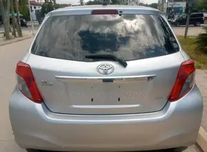 Toyota Vitz 2011 Silver
