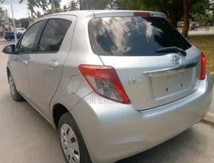 Toyota Vitz 2011 Silver