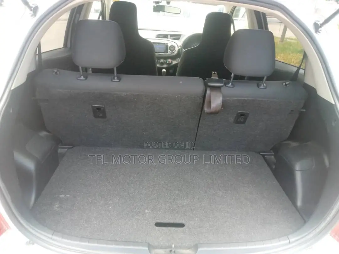 Toyota Vitz 2011 Silver