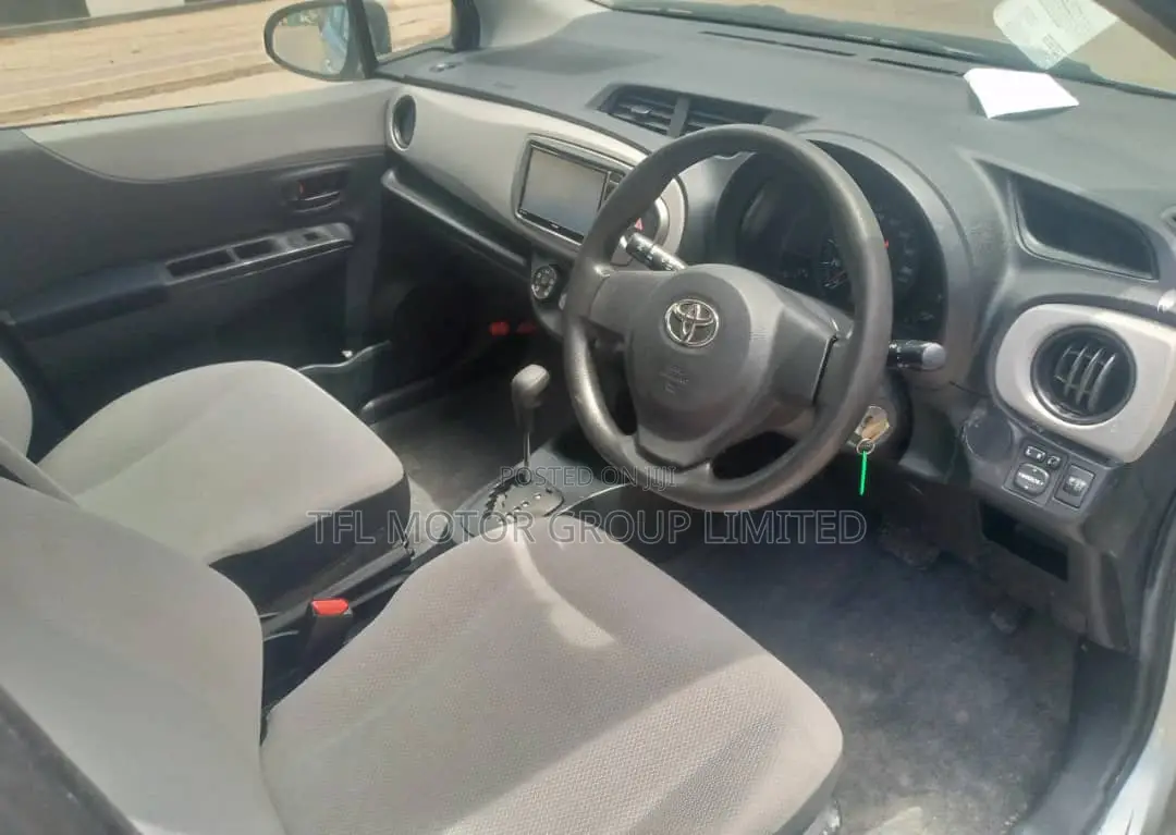 Toyota Vitz 2011 Silver