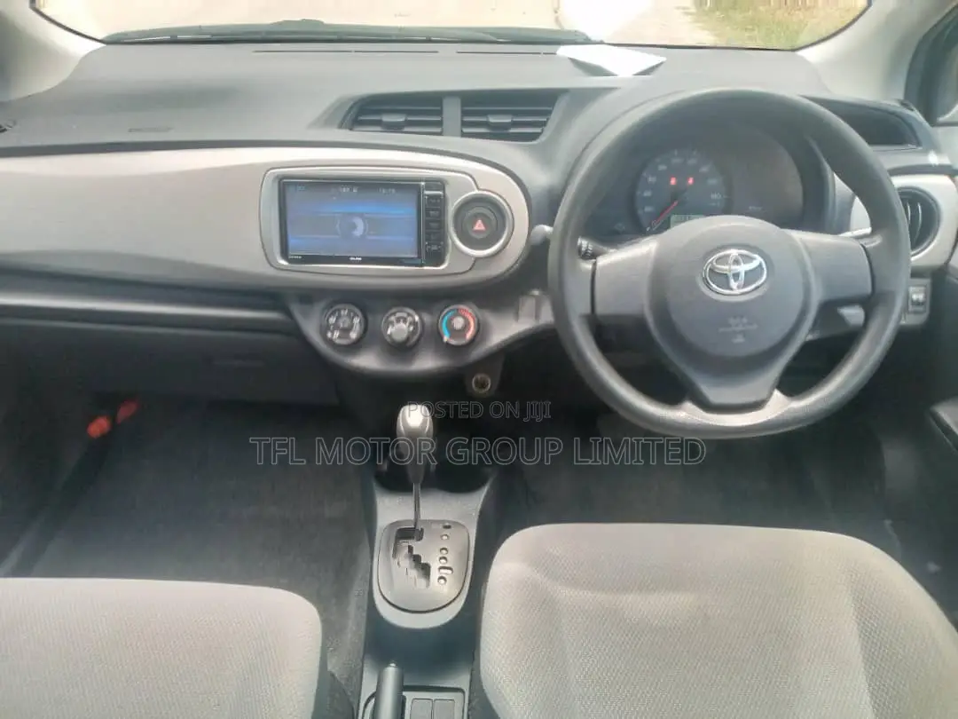 Toyota Vitz 2011 Silver