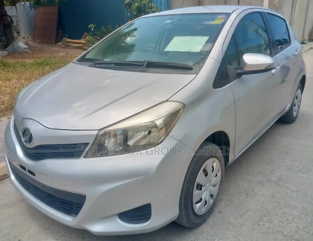 Toyota Vitz 2011 Silver