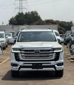 Toyota Land Cruiser LC300 2022 White